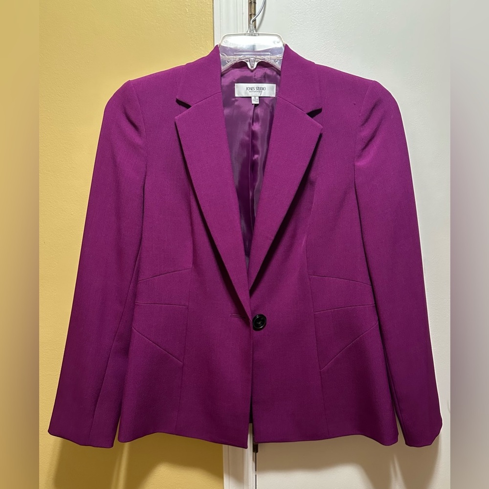 JONES STUDIO SEPARATES FULLY LINED PURPLE BLAZER W/ ONE BLACK BUTTON CLOSURE (6)